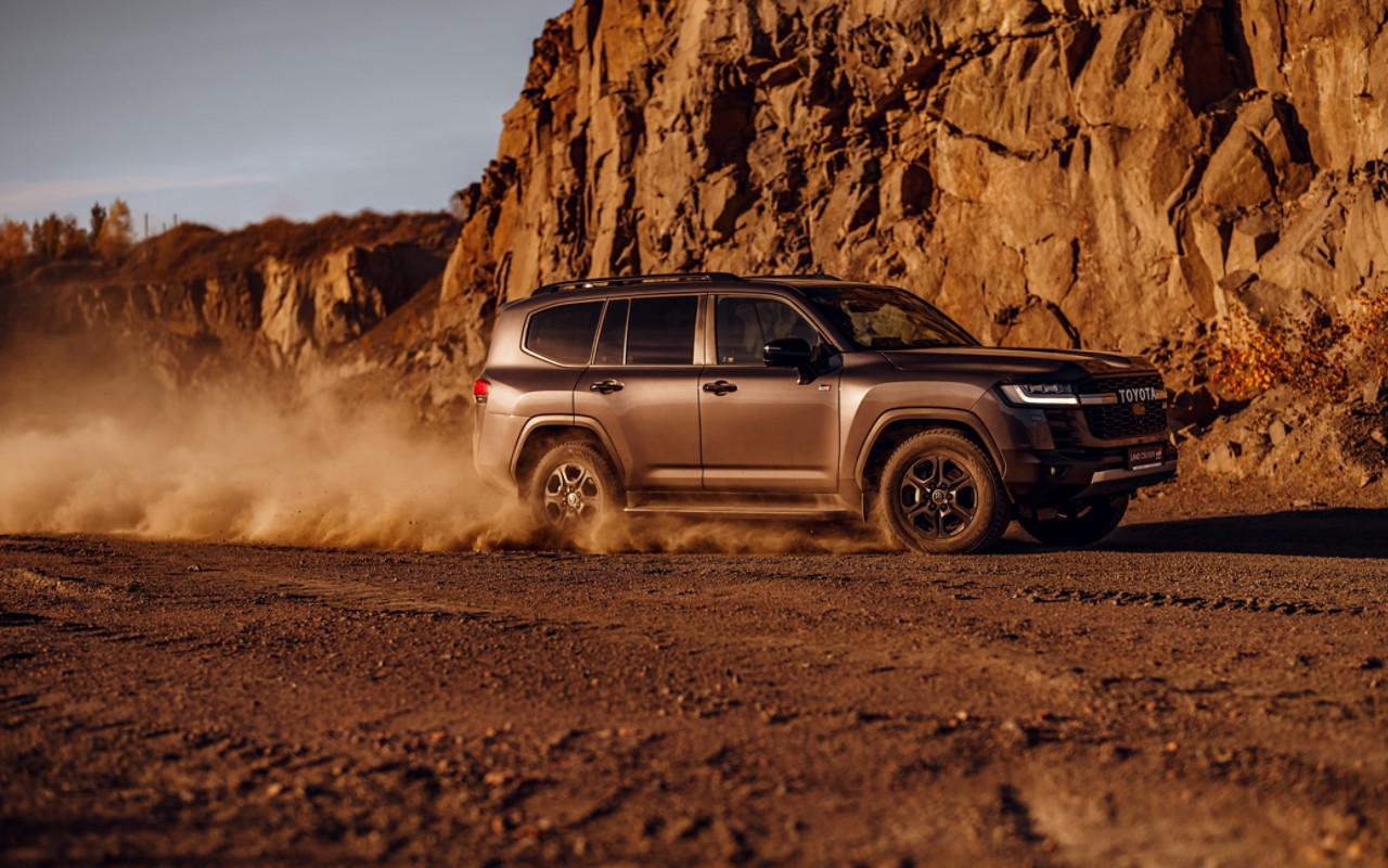 land-cruiser-exterior-image10