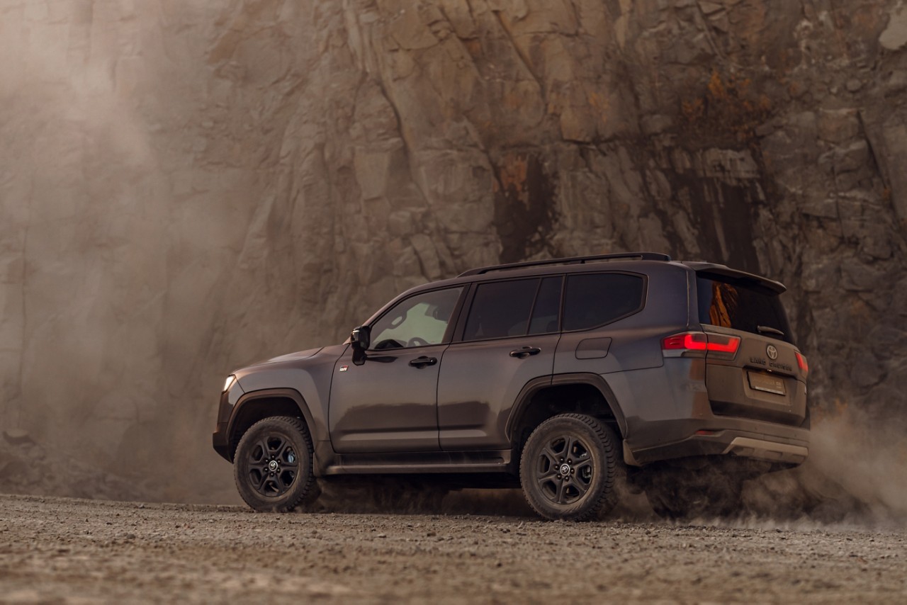 land-cruiser-exterior-image6