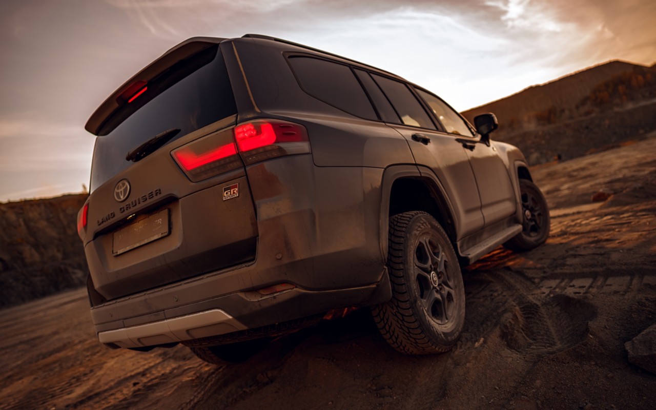land-cruiser-exterior-image2